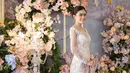 Dalam momen lamaran ini, Namira Adjani memakai barang-barang milik sang ibunda dan nenek, seperti kain dan tusuk konde. Gadis yang akrab disapa Jani ini ungkap jika kain pink yang dikenakannya sudah berusia 16 tahun, sementara tusuk konde sang nenek usianya sudah 40 tahunan. Masih cantik dipakai di masa kini, Jani akui bahagia pakai barang milik ibu dan sang nenek tercinta. (Liputan6.com/IG/@namiradjani)
