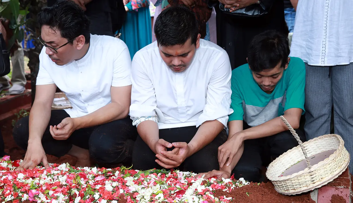 Indra Bekti beserta kerabat dan keluarga pun mengirimkan doa untuk almarhum Aruji Priyanto bin Soemardiman Tjokrodirjo. Semoga amal dan ibadahnya diterima di sisi Yang Maha Kuasa. (Deki Prayoga/Bintang.com)