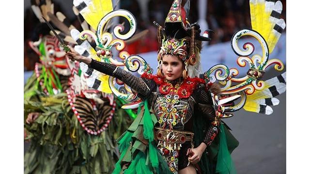 7 Potret Penampilan Cinta Laura di Jember Fashion Carnaval 2019, Tampil Memukau