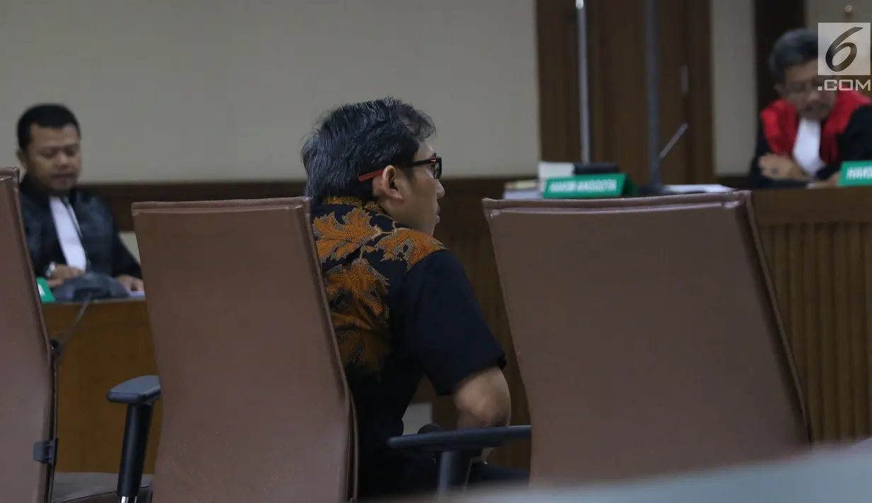 Mantan pejabat Ditjen Perimbangan Keuangan Kemenkeu, Yaya Purnomo saat menjalani sidang dakwaan di Pengadilan Tipikor, Jakarta, Kamis (27/9). Yaya Purnomo merupakan tersangka dugaan suap APBN Perubahan 2018. (Liputan6.com/Helmi Fithriansyah)