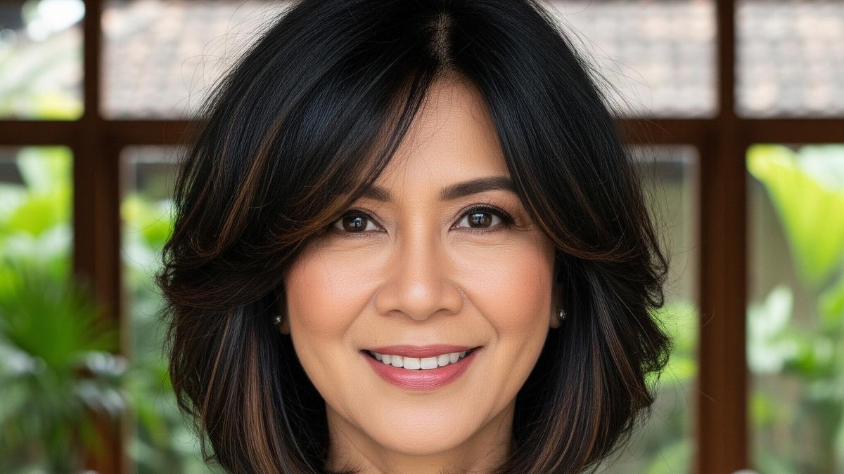7 Potongan Rambut Wanita Kurus Umur 50 Agar Bervolume, Awet Muda Seketika