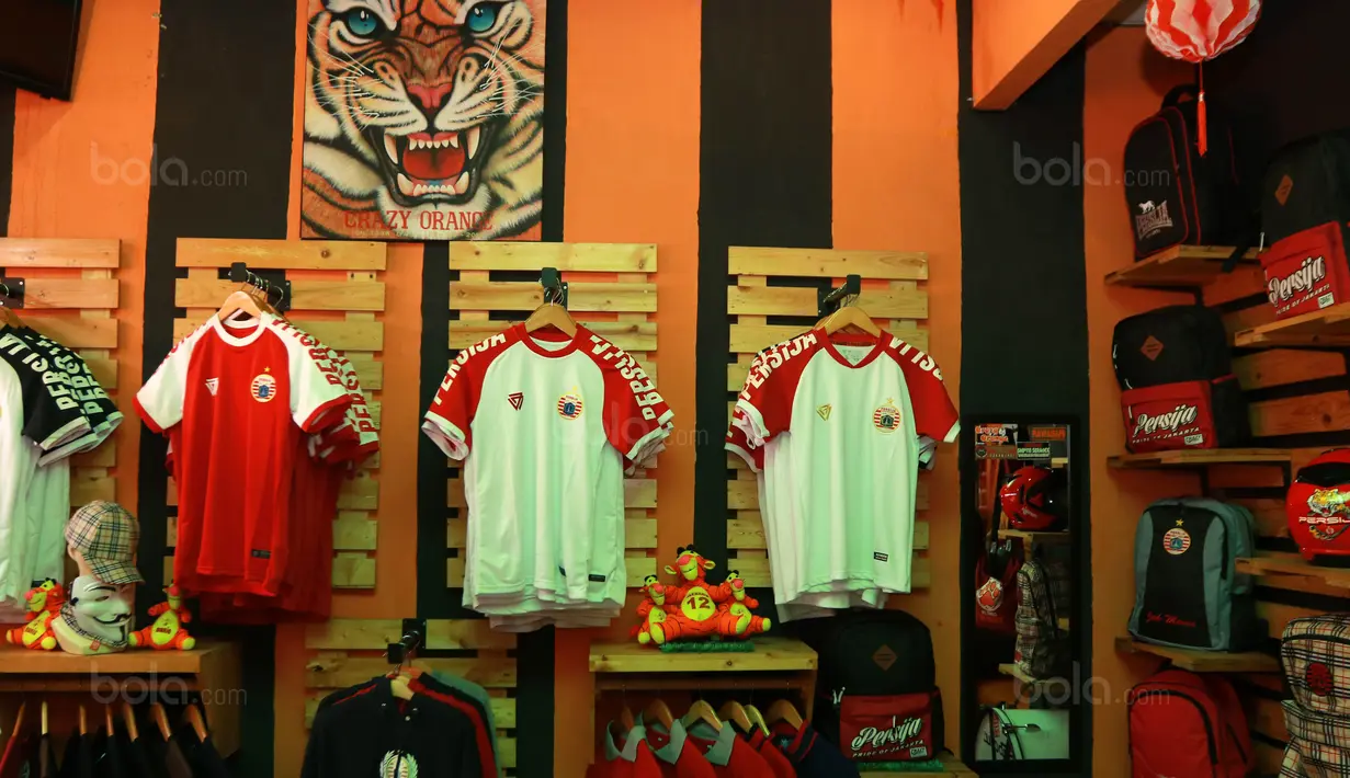 Suasana gerai Crazy Orange yang menjual jersey dan asesoris Persia Jakarta di Percetakan Negara, Selasa (12/9/2017). Persija dan The Jakmania resmi meluncurkan 43 store di Jabodetabek. (Bola.com/Nicklas Hanoatubun)