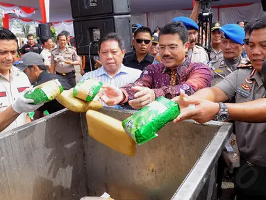 Polda Metro Jaya memusnahkan sejumlah narkotika di areal bandara Soekarno-Hatta, Tangerang, Kamis (19/6/14). (Liputan6.com/Faisal R Syam)