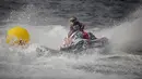 Atlet jetski Indonesia, Aero Sutan Aswar, saat beraksi pada Asian Games di Ancol, Jakarta, Kamis (23/8/2018). Aero Aswar finish kedua dengan jumlah poin 53. (Bola.com/Vitalis Yogi Trisna)