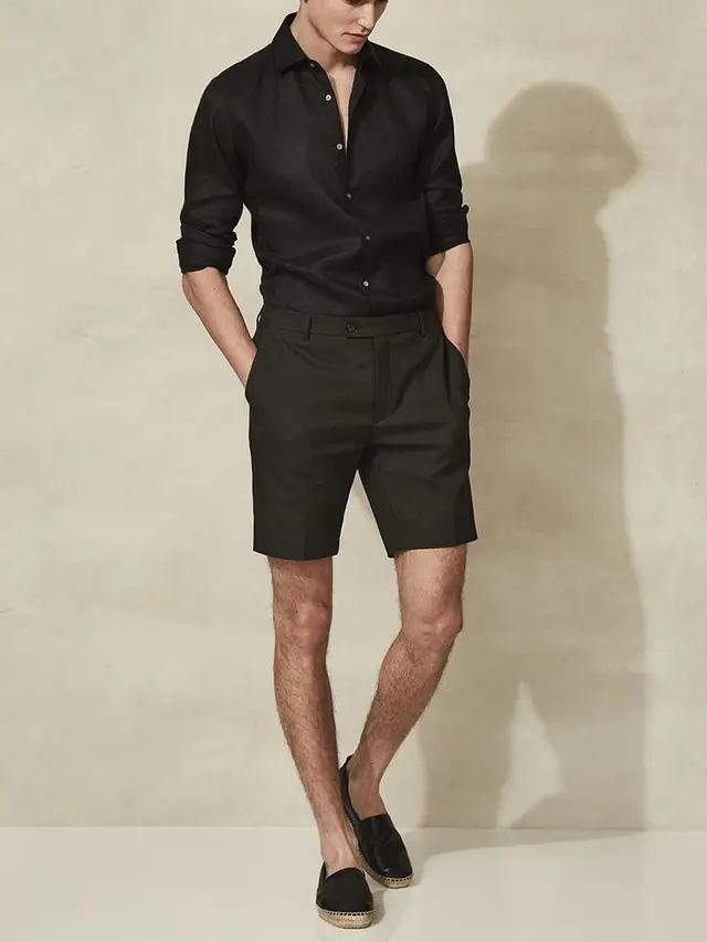 Kemeja Hitam Dikombinasikan dengan Short Pants