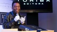 Wow... Pele Bikin Buku Seberat 15 kg