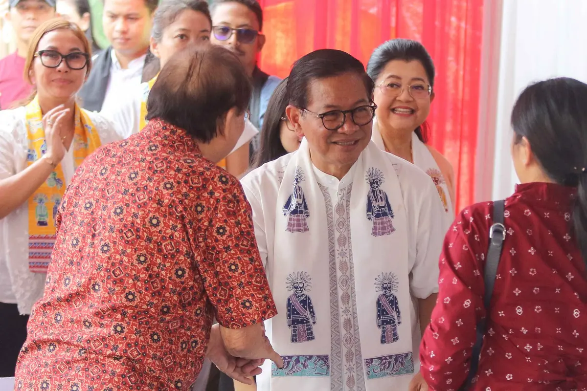 Ditemani Istri dan Anaknya, Pramono Anung Gunakan Hak Pilihnya di TPS 046 Cipete Selatan