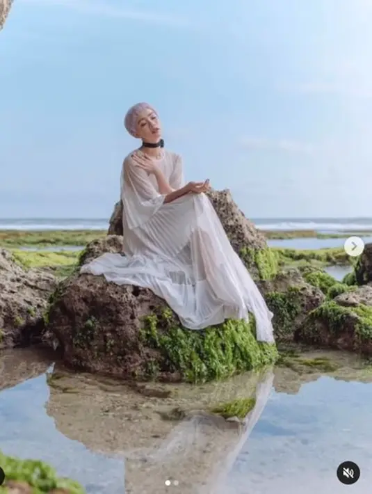 Intan Ayu terlihat menawan saat di pantai. Ia terduduk manis di bebatuan dengan outfit putih. Gaya penampilannya yang stunning ini banjir like dan komentar dari netizen. Netizen memuji Intan makin terlihat cantik. (Liputan6.com/IG/tanayudjanuismadi)
