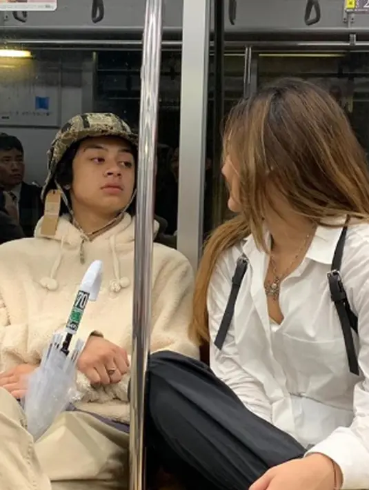 Bastian Steel terlihat lucu dengan wajah baru bangun tidur, sukses membuat Shafa ketawa. (Liputan6.com/IG/bastiansteel)
