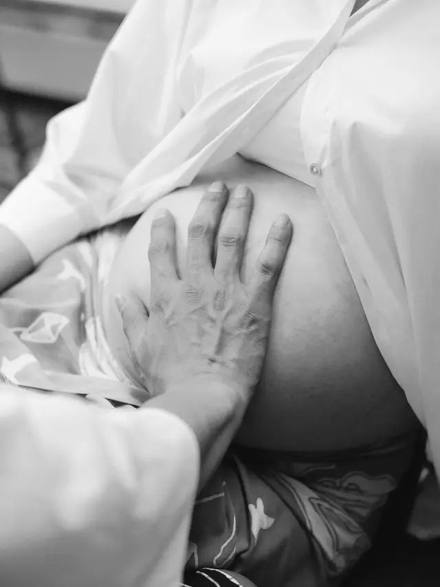 7 Maternity Shoot Nadine Chandrawinata dan Dimas Anggara Tampil Bernuansa Putih