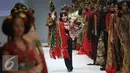 Desainer Anne Avantie bersama para model menyapa pengungjung di Jakarta Fashion Week (JFW) 2016 di Senayan City, Jakarta, Selasa (27/10/2015). Koleksi kali ini Anne Avantie bertema “Gambang Semarang”. (Liputan6.com/Herman Zakharia)