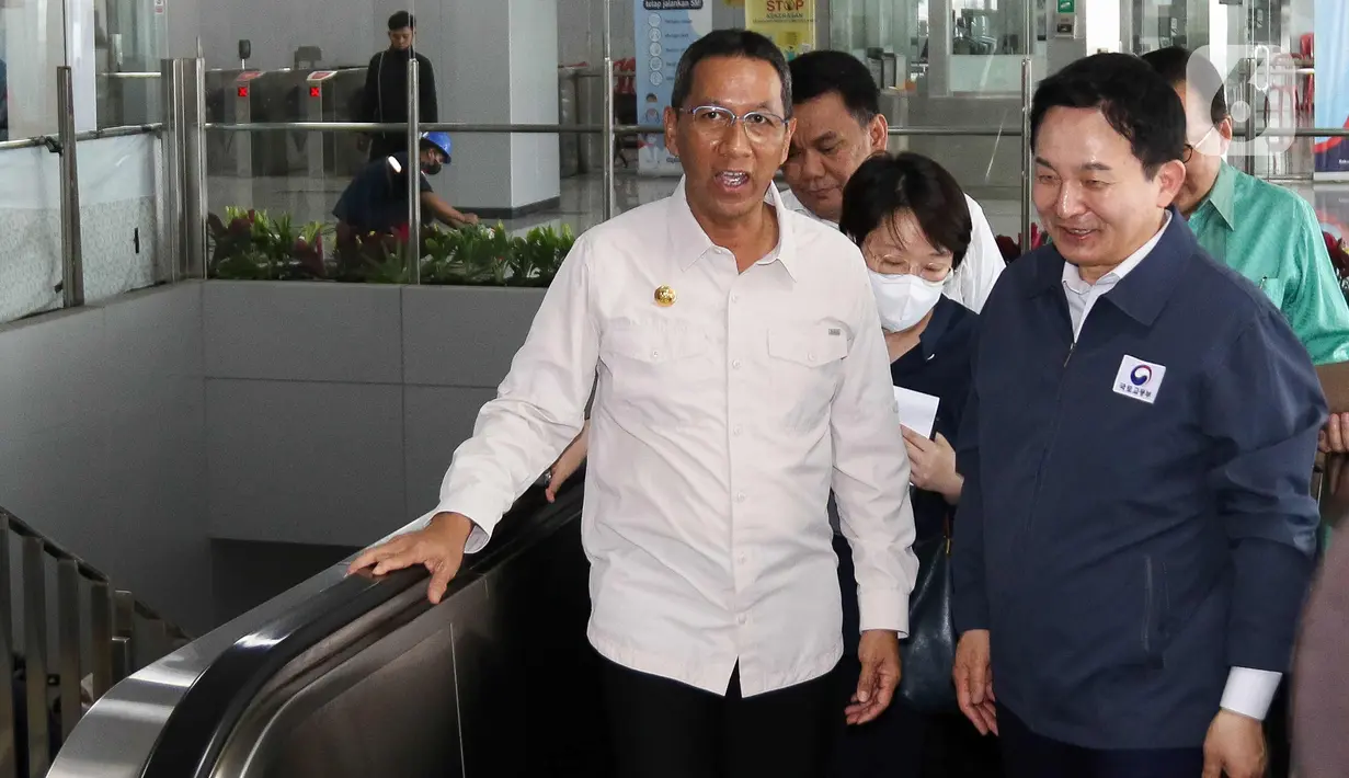 Kunjungan Menteri Won Hee-ryong tersebut untuk mengikuti lelang konstruksi proyek lanjutan LRT fase 1B dengan rute Velodrome-Manggarai dengan panjang lintasan 6,3 kilometer yang akan dimulai pada pertengahan tahun ini. (Liputan6.com/Herman Zakharia)