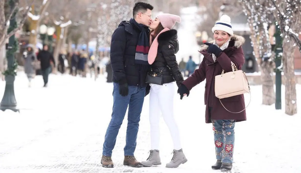 Di hamparan salju, Shandy Aulia dan Suami begitu menikmati liburan tahun barunya. Keduanya pun tak sungkan memamerkan kemesraannya yang di sampingnya juga hadir sang mama. Lucu banget ya? (Instagram/shandyaulia)