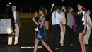 Saat mengetahui ada paparazzi yang selalu membidikkan kamera ke arahnya, putri sulung presiden Amerika Serikat Malia Obama dan teman-temannya segera pergi meninggalkan sebuah restoran di Southern California, Senin, (08/07/14), (AFP PHOTO/Jewel Samad)