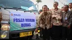 Menteri Pertanian, Amran Sulaiman dan Kepala Bulog, Djarot Kusumayakti melepas pasar murah beras dan sapi di Jakarta, Selasa (22/9/2015). Sebanyak 30 truk beras dan sapi didistribusikan ke sejumlah pasar tradisional DKI. (Liputan6.com/Faizal Fanani)
