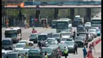 Kepadatan arus lalu lintas masih mewarnai tol Jakarta-Cikarang, tepatnya mulai pintu gerbang keluar tol Jatiwarna, Bekasi, Jumat (25/3/2016). Sepanjang jalan padat merayap hingga selepas rest area KM 39.