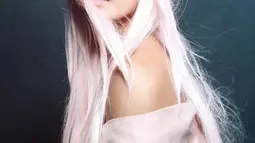 Perempuan kelahiran 19 Januari 1987 ini pernah bergaya nyentrik dengan rambut putih agak pink. Gaya rambut Adinia Wiranti yang unik ini membuatnya terlihat berbeda. Keunikan inilah yang membuat Adinia jadi pusat perhatian. (Liputan6.com/IG/adiniwrst)