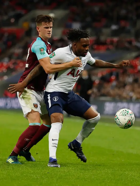 Pemain Tottenham Hotspur, Danny Rose berebut bola dengan pemain West Ham United, Sam Byram pada babak keempat Piala Liga Inggris di Wembley, Kamis (26/10). The Spurs tersingkir dari Piala Liga setelah dikalahkan West Ham 2-3 (AP Photo/Kirsty Wigglesworth)