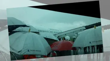 Pesawat Garuda Indonesia dengan nomor penerbangan GA-618 rute Jakarta-Makassar, tergelincir di landasan pacu Bandara Internasional Sultan Hasanuddin, Makassar, Selasa (2/6/2015). (twitter.com/agus_noor)