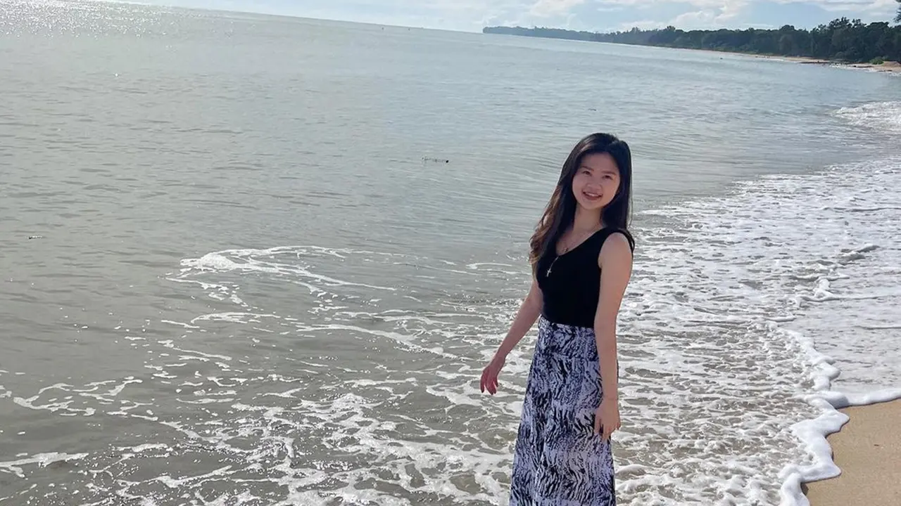 6 Potret Felicia Tissue Nikmati Self Healing, Asyik Main ke Pantai hingga Belanja