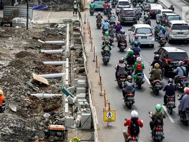 Pekerja mengerjakan proyek revitalisasi trotoar di Jalan Salemba Raya, Jakarta Pusat, Kamis (1/8/2019). Pemerintah Provinsi DKI Jakarta merevitalisasi trotoar Jalan Salemba, Kramat Raya, dan Cikini Raya dengan anggaran sebesar Rp75 milliar yang rampung pada Desember 2019. (Liputan6.com/Johan Tallo)