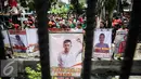 Sejumlah aktivis Gerakan Buruh Indonesia (GBI) membawa spanduk bergambar para aktivis saat  melakukan aksi demonstrasi di Pengadilan Negeri (PN) Jakarta Pusat, Senin (28/3). (Liputan6.com/Faizal Fanani)
