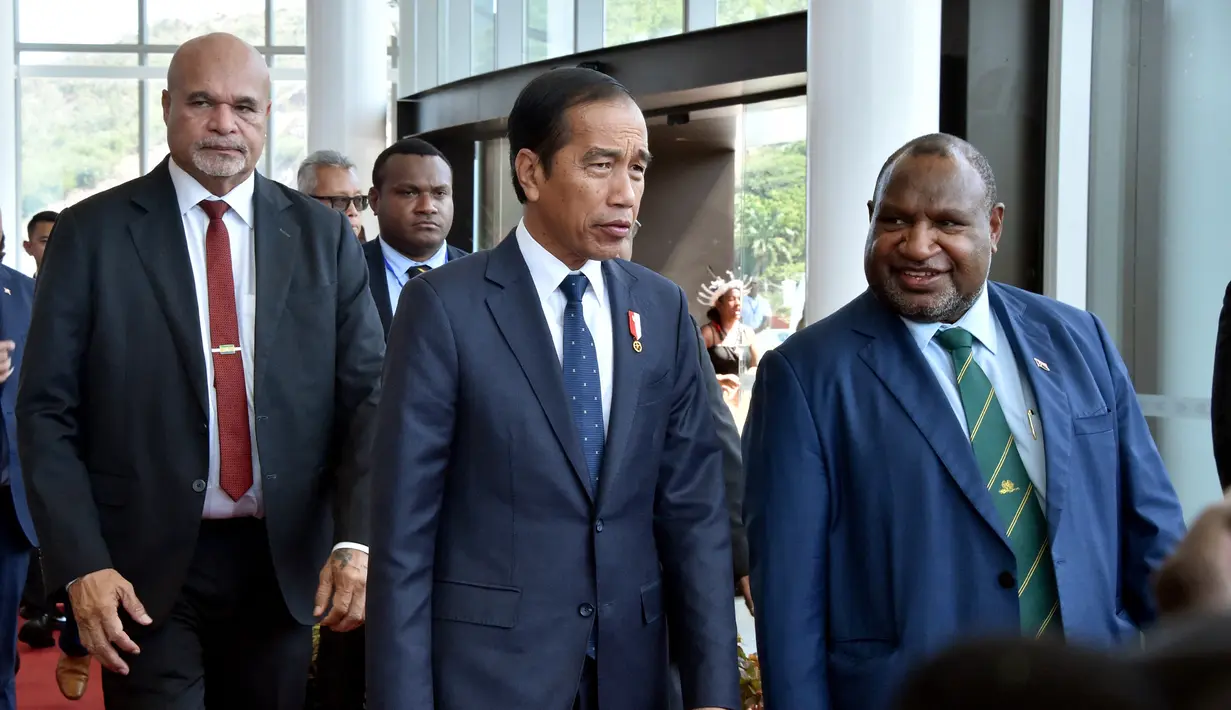 Jokowi tiba di Port Moresby sekitar pukul 11.00 waktu setempat dengan Pesawat Kepresidenan Indonesia-1. (ANDREW KUTAN/AFP)