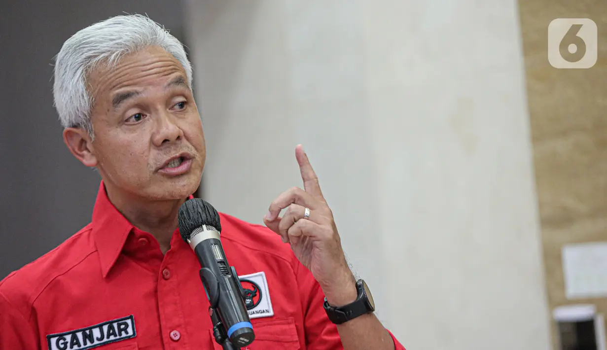 Gubernur Jawa Tengah Ganjar Pranowo bersama Sekretaris Jendral PDI Perjuangan Hasto Kristianto usai dipanggil di DPP PDIP, Jakarta, Senin (24/10/2022). PDI Perjuangan (PDIP) menjatuhkan sanksi terhadap Gubernur Jawa Tengah Ganjar Pranowo atas pernyataan siap menjadi calon presiden di Pilpres 2024 dalam sebuah wawancara dengan media. (Liputan6.com/Faizal Fanani)