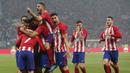 Para pemain Atletico Madrid merayakan gol yang dicetak oleh Antoine Griezmann, ke gawang Marseille pada laga final Liga Europa di Stadion Groupama, Lyon, Kamis (17/5/2018). Atletico Madrid menang 3-0 atas Marseille. (AP/Thibault Camus)