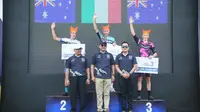 Pebalap Kuwait-Cartucho.es, Davide Rebellin, keluar sebagai yang tercepat pada etape pertama International Tour de Banyuwangi Ijen (ITdBI) 2017, Rabu (27/9/2017). (Bola.com/Zaidan Nazarul)