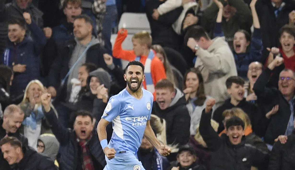 Manchester City masih terlalu tangguh bagi Brighton & Hove Albion. Riyad Mahrez dan kawan kawan sukses menaklukkan tamunya dengan tiga gol tanpa balas. (AFP/Oli Scarff)