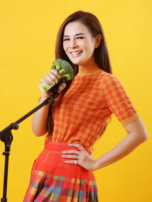 Selain itu, Astrid Tiar juga tak lupa bersenang-senang dengan dirinya sendiri dalam setiap kesempatan. Karena bahagia juga kita sendiri yang menciptakan, dan anak-anak butuh ibu yang bahagia. (Foto: Fimela.com/Bambang E.Ros)