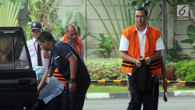 Deputi IV Kementerian Pemuda dan Olahraga Mulyana dan Manajer Legal PT Bina Sawit Abadi Pratama, Teguh Dudy Syamsuri Zaldy (kanan) turun dari mobil tahanan saat tiba di gedung KPK, Jakarta, Kamis (14/2). (Merdeka.com/Dwi Narwoko)