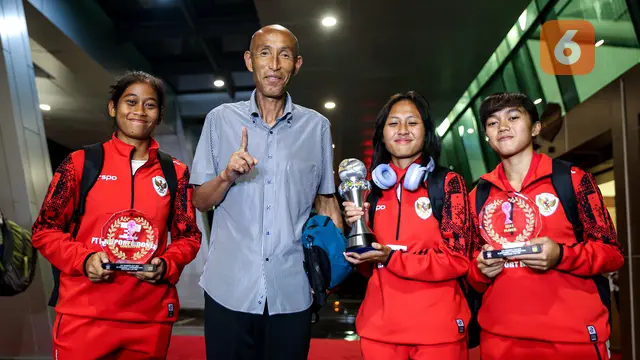 Foto: Timnas Indonesia Putri Sudah Mendarat di Tanah Air, Pamerkan Trofi Juara Piala AFF Wanita 2024
