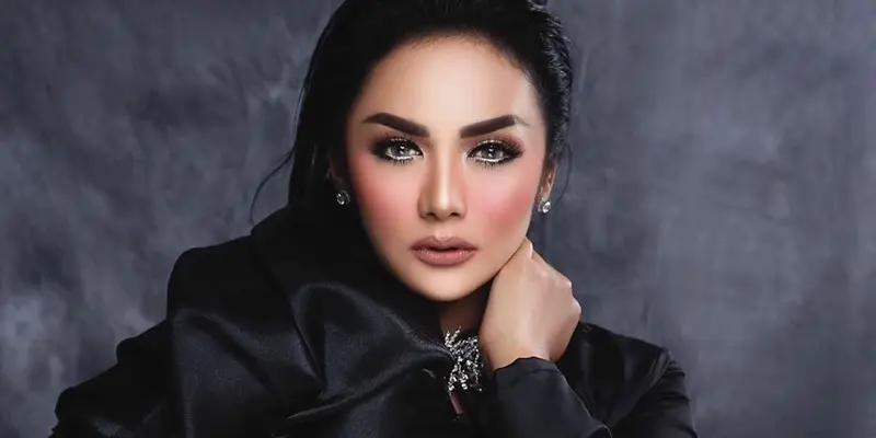 FOTO: Gaya Krisdayanti dengan Busana Hitam, Makin Elegan