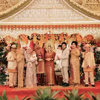 Aksesori lainnya pun tak kalah memukau. Gelang emas bertumpuk menghiasi kedua pergelangan tangannya, sementara kalung berlapis menambah dimensi kemewahan pada area dada. [@indahtrp].