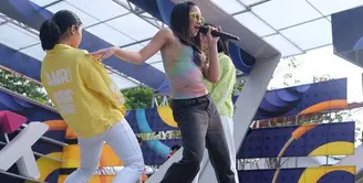 Neona kini berusia 13 tahun, gaya berpakaiannya terlihat modis dan styllish. [Foto: Instagram.com/riafinola]