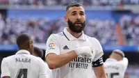 Karim Benzema. Striker Real Madrid asal Prancis ini hingga kini tercatat telah mencetak 12 gol dan 10 assist ke gawang Barcelona hanya bersama Real Madrid dalam 42 laga. Saat berseragam Olympique Lyon ia gagal mencetak satu gol pun ke gawang Barcelona dari total 3 laga di Liga Champions musim 2007/2008 dan 2008/2009. Gol ke-12 baru saja dicetaknya dalam laga El Clasico di pekan ke-9 Liga Spanyol 2022/2023 (16/10/2022). (AFP/Thomas Coex)