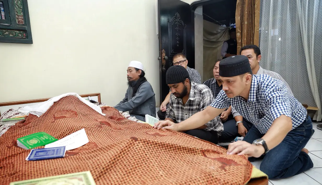 "Mama saya, dia pejuang yang hebat dalam ngurus anak. Anak delapan, masih muda udah ditinggal ayah. Dengan bermacam karakter anak dihadapin," kata Adi sembari menangis di Rumah Duka, Kamis (28/7). (Galih W. Satria/Bintang.com)