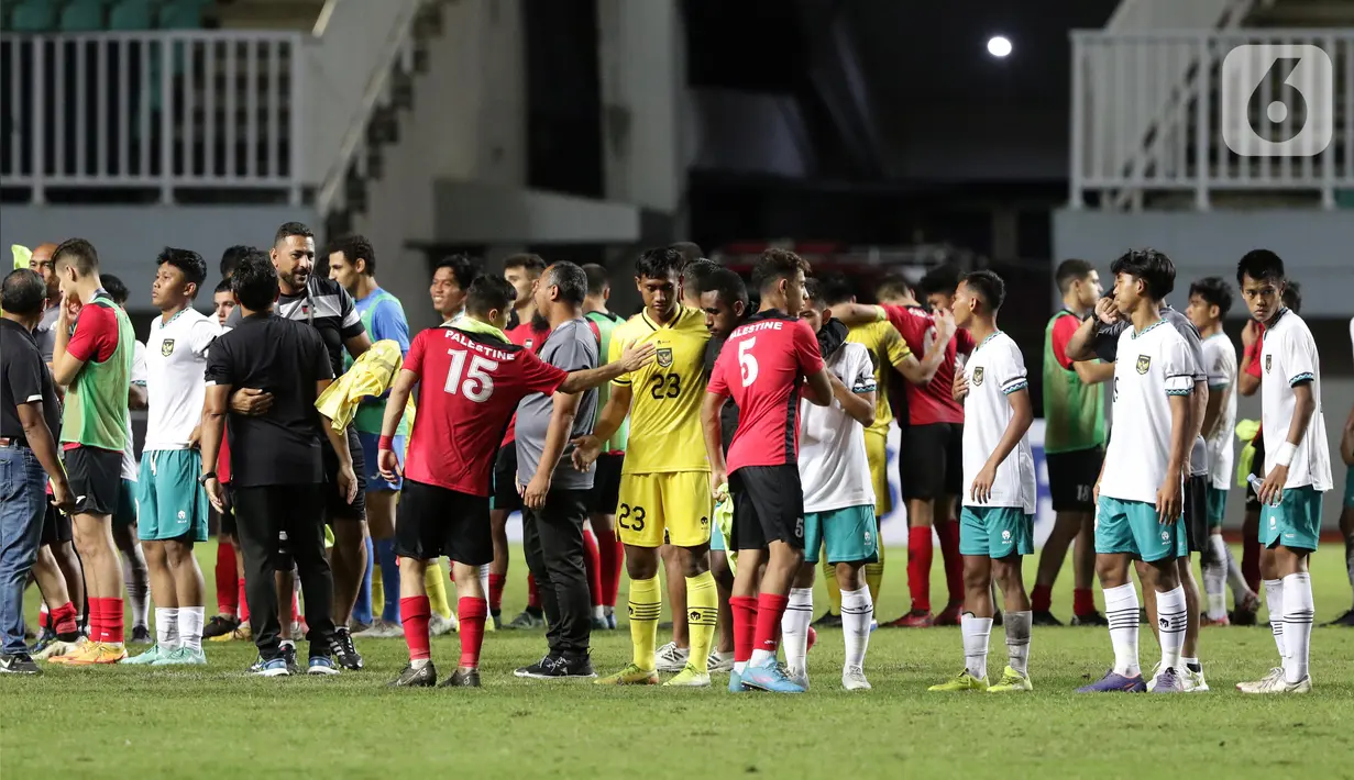 Pemain Timnas U-17 Indonesia saling bersalaman dengan timnas U-17 Palestina usai Kualifikasi Grup B Piala Asia U-17 2023 di Stadion Pakansari, Kab. Bogor, Jawa Barat, Jumat (7/10/2022). Kemenangan atas Palestina memperbesar peluang timnas U-17 Indonesia lolos ke Piala Asia U-17 2023. (Liputan6.com/Helmi Fithriansyah)