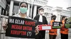 Aktivis ICW menggelar aksi di depan Gedung Mahkamah Agung, Jakarta, Senin (8/11/2021). Aksi ini buntut dari MA yang mengeluarkan putusan kabul atas permohonan uji materi terhadap PP 99 Tahun 2012 tentang Syarat dan Tata Cara Pelaksanaan Hak Warga Binaan Pemasyarakatan. (Liputan6.com/Faizal Fanani)