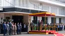 Menteri Pertahanan Republik Indonesia, Sjafrie Sjamsoeddin (kiri di podium) dan Menteri Pertahanan Qatar Sheikh Saoud bin Abdulrahman Al Thani (kiri di podium) menghadiri upacara penyambutan sebelum pertemuan mereka di Kementerian Pertahanan, Jakarta, Selasa 2 Juni 2026. (BAY ISMOYO/AFP)