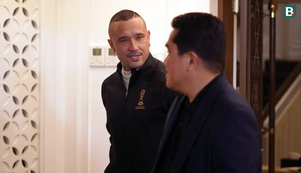 Penunjukkan Radja Nainggolan oleh Ketum PSSI Erick Thohir dikarenakan punya kedekatan dengan Indonesia. Mantan pemain AS Roma dan Inter Milan tersebut memiliki ayah yang berasal dari Sumatra Utara. (Bola.com/Adine Wirya)