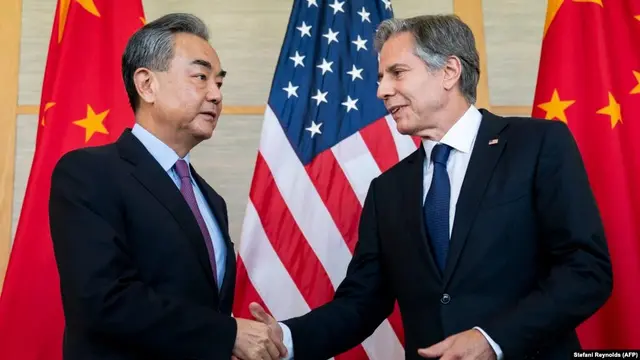 Menteri Luar Negeri AS Antony Blinken (kanan) berjabat tangan dengan Menteri Luar Negeri China Wang Yi dalam pertemuan di Nusa Dua di Bali pada 9 Juli 2022.
