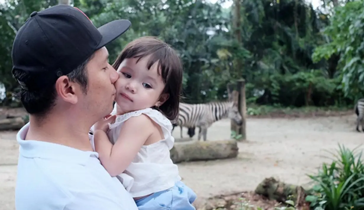 "Kemaren liburan jalan-jalan ke Singapura lima hari, kita ke zoo sama liat ikan terus ke tempat mainan," kata Gisel ditemui di Buperta, Cibubur, Jakarta Timur, Kamis (14/7/2016). (Instagram/gisel_la)