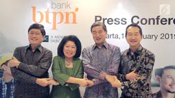 Jajaran Direksi dan Komisaris PT Bank BTPN dan PT Bank Sumitomo Mitsui Indonesia bersalaman pada acara penggabungan (merger) kedua bank. di Jakarta, Jumat (1/2). Merger guna memperkuat bisnis Bank BTPN. (Liputan6.com/HO/Ading)