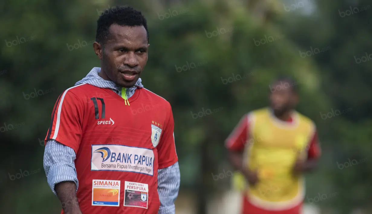 Gelandang Persipura Jayapura, Ferinando Pahabol, saat menjalani sesi latihan. Persipura akan melakukan latihan jelang Tribute to Persipura hingga Jumat (6/1/2017) dan bertolak ke Bandung pada Sabtu (7/1/2017). (Bola.com/Vitalis Yogi Trisna)