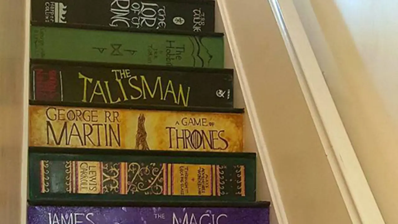 [Bintang] 13 Buku Favorit yang Diabadikan dalam Anak Tangga, Brilian!