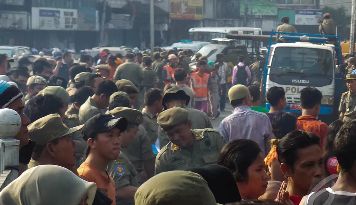 Ratusan petugas itu tak dapat langsung membongkar belasan toko. Sebabnya, pemilik toko sempat melawan saat petugas tiba di lokasi, Jakarta, Rabu (27/8/2014) (Liputan6.com/Faizal Fanani)