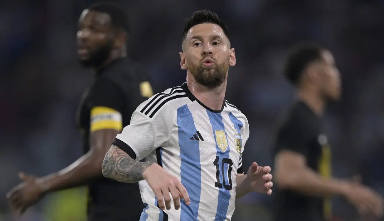 Reaksi pemain Timnas Argentina, Lionel Messi pada laga uji coba internasional melawan Curacao yang berlangsung di Stadion Unico Madre de Ciudades, Rabu (29/3/2023) pagi WIB. La Pulga berhasil mencetak hattrick dan membawa timnya menang dengan skor 7-0. (AFP/Juan Mabromata)